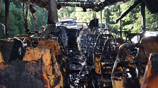 V ptek odpoledne dolo u obce Vn na Pbramsku k poru autobusu, ve kterm v tu chvli cestovalo 53 lid (20.6.2016)