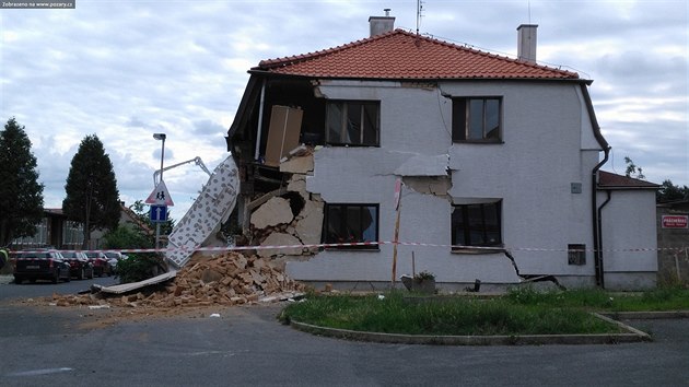 Ve stedu dopoledne se v praskch blicch ztila st rodinnho domu. Na mst zasahuj hasii s kontejnerem nouzovho peit (22.6.2016)