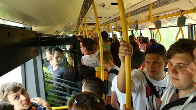Okolo t set student dopravnch kol se v ter tsnilo v nkolika autobusech a tramvajovch vozech (29.6.2016)
