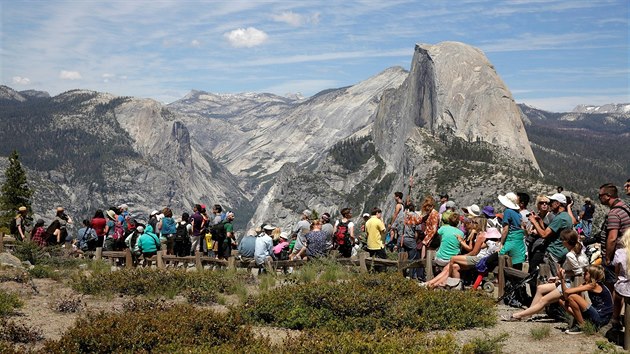 Glacier Point je oblbenm vyhldkovm mstem v Yosemiskm nrodnm parku v Kalifornii.