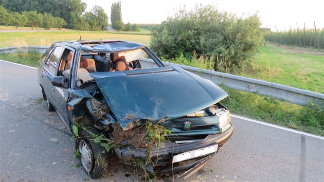 Opil mladk, kter nem idisk prkaz, na Perovsku projdl zatku pli rychle, nezvldl zen a najel na svodidla. Vz skonil pevrcen v koryt potoka.