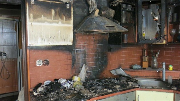 Při požáru rodinného domu v Litovli plameny zachvátily dvě místnosti a hustý kouř zaplnil celou budovu. Dvě ženy skončily ve vážném stavu v nemocnici, mladý muž zemřel.