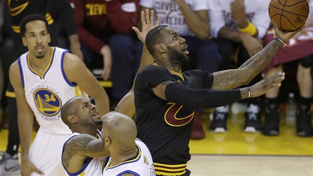 LeBron James (vpravo) z Clevelandu don m do koe Golden State.