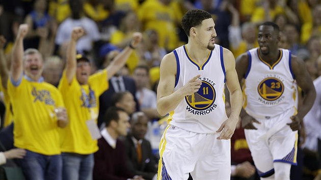 Klay Thompson (11) z Golden State se raduje ze sv trefy. V pozad Draymond Green.