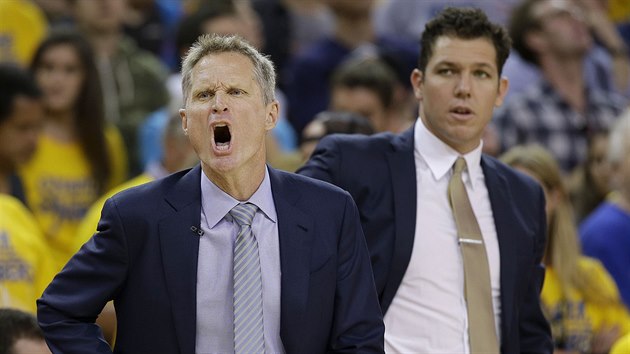 Steve Kerr, hlavn trenr Golden State, usmruje sv hre. Vpravo jeho asistent Luke Walton.