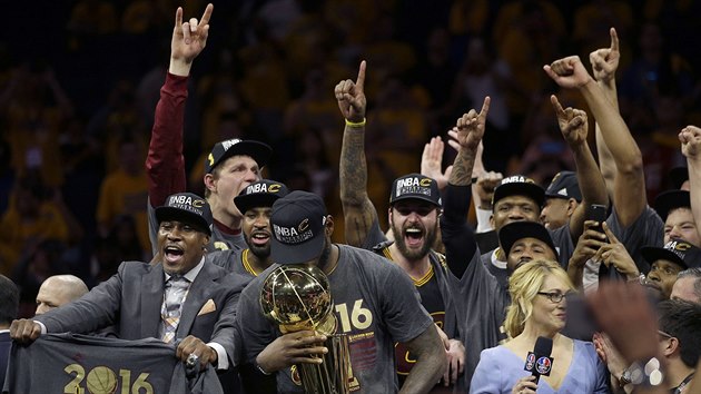LeBron James zskal pro Cleveland trofej vtz NBA.