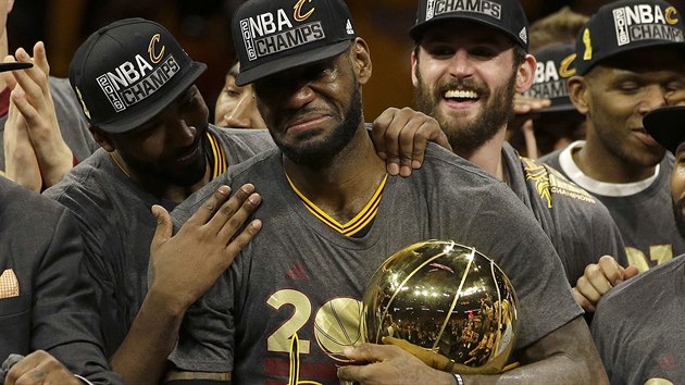 LeBron James z Clevelandu s trofej pro vtze NBA