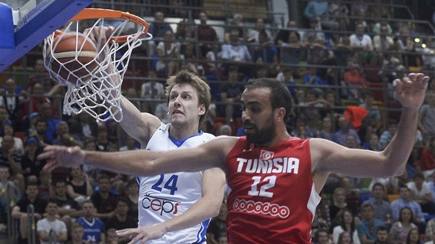 esk basketbalista Jan Vesel (vlevo) smeuje v ppravnm zpase s Tuniskem.