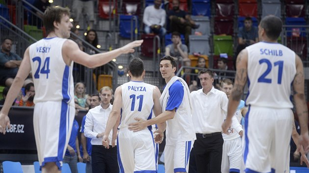 esk basketbalov tm a oddechov as. Ji Welsch povzbuzuje Jana Veselho, Luke Palyzu a Blakea Schilba.