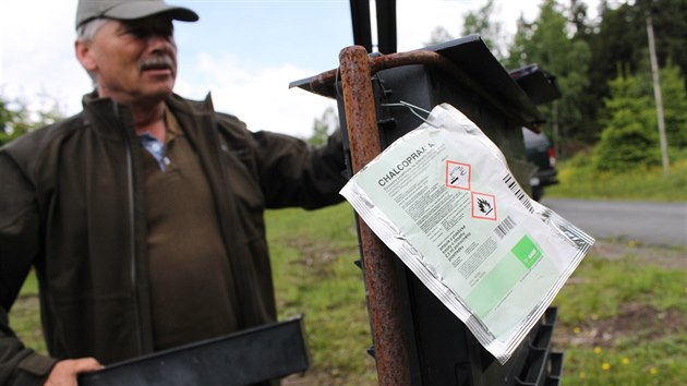 Petr Vvra kontroluje jeden z lapa krovce v lesch nad Hornmi Lyseinami.