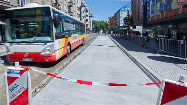 Dlnci museli odbagrovat erstv poloen beton na Dukelsk td v Hradci Krlov, oprava se proto prothne.