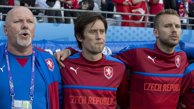 KDE DOMOV MŮJ. Tomáš Rosický (uprostřed) při zpěvu hymny před zápasem s Tureckem, vpravo od zraněného kapitána české reprezentace je stoper Michal Kadlec.