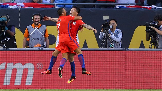 Chilt fotbalist Charles Aranguiz (vpravo) a Alexis Sanchez slav gl v semifinlovm zpase Copa Amrica proti Kolumbii.