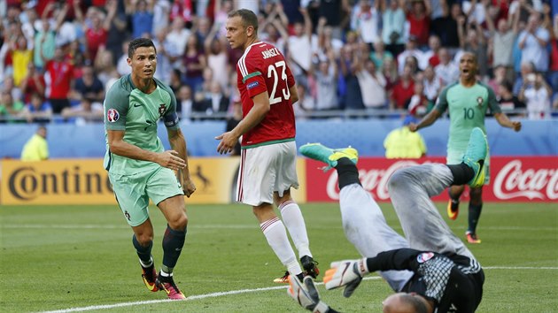 RONALDO A TEPLKY. Portugalsk hvzda Cristiano Ronaldo se raduje z glu do maarsk branky, kterou ste Gabor Kirly.