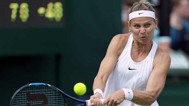 Lucie afov zpas v prvnm kole Wimbledonu proti svoji kamardce Bethanie Mattekov-Sandsov z USA.