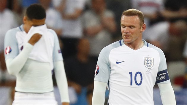 PROKLAT VIKINGOV. Anglian veden kapitnem Waynem Rooney prv inkasovali branku v osmifinle proti Islandu.