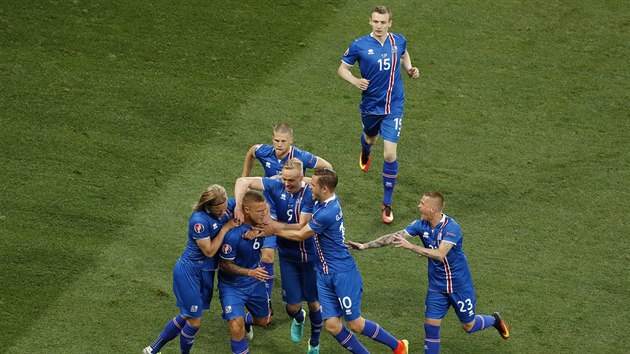 TAK SLAV ISLAND. Podceovan fotbalist slav obrat v osmifinlovm utkn proti Anglii.