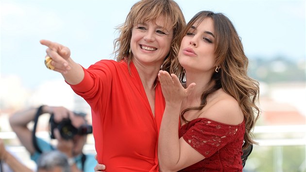 Adriana Ugarte (vpravo) a Emma Surezov, kter hraj hlavn hrdinku Julietu v rznch obdobch jejho ivota, pijely film pedstavit i do Cannes.