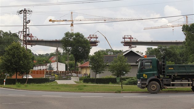 Vstavba mostu ve Velemylevsi na atecku.