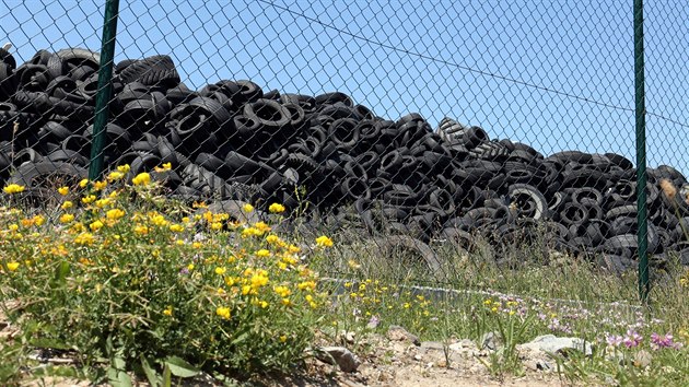 Stovky tun pneumatik, které se staly ekologickou hrozbou.