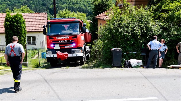 Hasii se specializovanou firmou likviduj chemiklie v Nedvdici na Brnnsku.