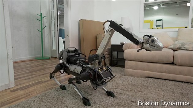 Robot SpotMini společnosti Boston Dynamics může připomínat žirafu.