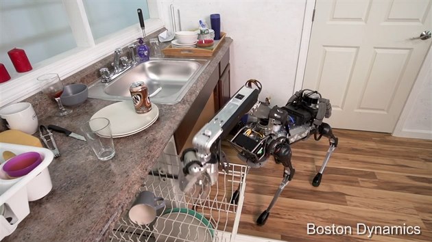 Robot Spotmini spolenosti Boston Dynamics obslou i myku.