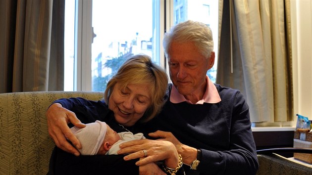 Hillary Clintonov, jej manel Bill a jejich vnuk Aidan (New York, 20. ervna 2016)
