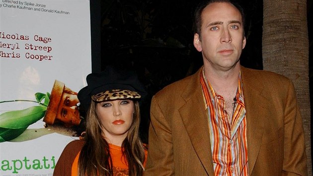 Lisa Marie Presleyová a Nicolas Cage (Los Angeles, 23. listopadu 2002)