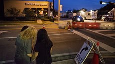 Lidé chodí ke klubu Pulse v Orlandu, kde stelec zabil 49 lidí a dalí desítky...