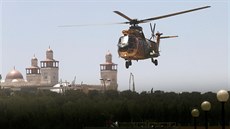 Helikoptéra jordánské armády převáží zraněné pohraničníky do nemocnice v Ammánu...