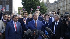 éf UKIP Nigel Farage hovoí v centru Londýna s novinái (25. ervna 2016)