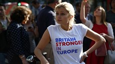Zklamaná stoupenkyn setrvání Británie v EU v centru Londýna (24. ervna 2014)