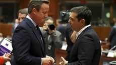 Britský premiér David Cameron hovoří se svým řeckým protějškem Alexisem...