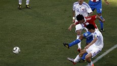 DRUHÁ BRANKA. Paraguayský fotbalista Cristian Riveros práv stílí gól....