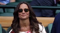 Pippa Middletonová, sestra princezny Kate, sleduje dní na tenisovém Wimbledonu.