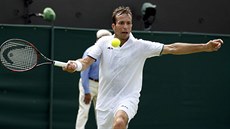 eský tenista Radek tpánek hraje ve Wimbledonu proti Kyrgiosovi.