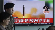 Jihokorejci v Soulu sledují start severokorejské rakety (22.6.2016)