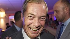 Nigel Farage, tehdejí lídr strany UKIP, opoutí hlasovací místnost v Biggin Hill (23. ervna 2016)