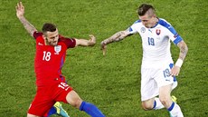 SKLUZ. Jack Wilshere z Anglie se pokouí odzbrojit Slováka Juraje Kucku.