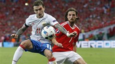 Velský Pirlo Joe Allen sleduje Pavla Mamajeva s míem.