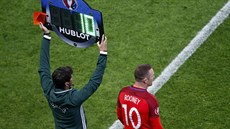 KAPITÁN NA PLAC. Wayne Rooney zasáhl do duelu se Slovenskem jako stídající...