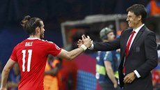 TRENÉR A JEHO HVZDA. Chris Coleman (vpravo) si plácá s Garethem Balem (vlevo)...