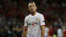 ZKLAMÁNÍ. Jeden z ruských fotbalistů, Denis Glušakov, opouští hřiště po porážce...