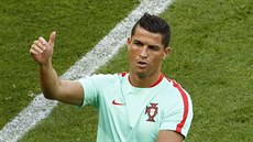 Cristiano Ronaldo pi rozcvice ped posledním zápasem základní skupiny...