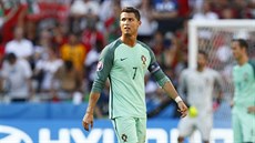 ZKLAMÁNÍ. Cristiano Ronaldo se bhem prvního poloasu zápasu s Maarskem opt...