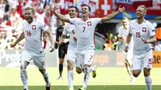 POLSKÁ EUFORIE. Fotbalisté Polska byli v rozst�elu úsp�n�j�í a postupují do...
