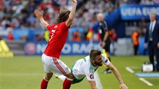 Velský záloník Joe Allen fauluje Stuarta Dallase ze Severního Irska.