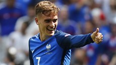 JSEM JEDNI�KA. Antoine Griezmann slaví vyrovnávací trefu do sít� Irska.