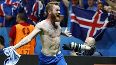 PEPITE DJINY. Islandský kapitán Aron Gunnarsson oslavuje postup do...